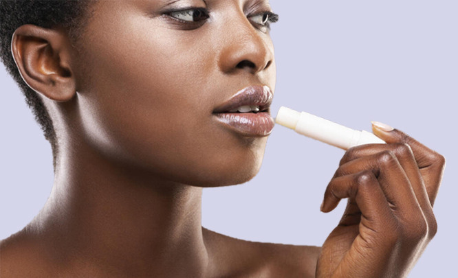 5 способов осветлить темные губы