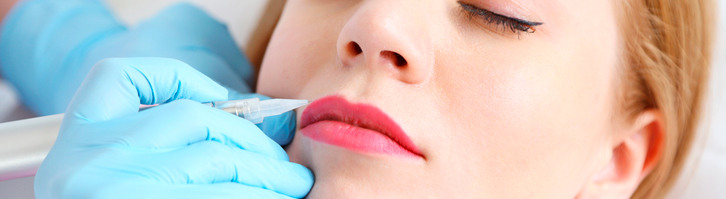 Перманентный макияж губ: обработка контура или полное заполнение